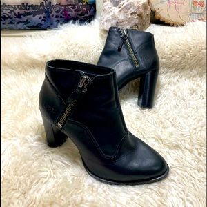 UGG Black Leather Ankle Boot Size 7 Sample